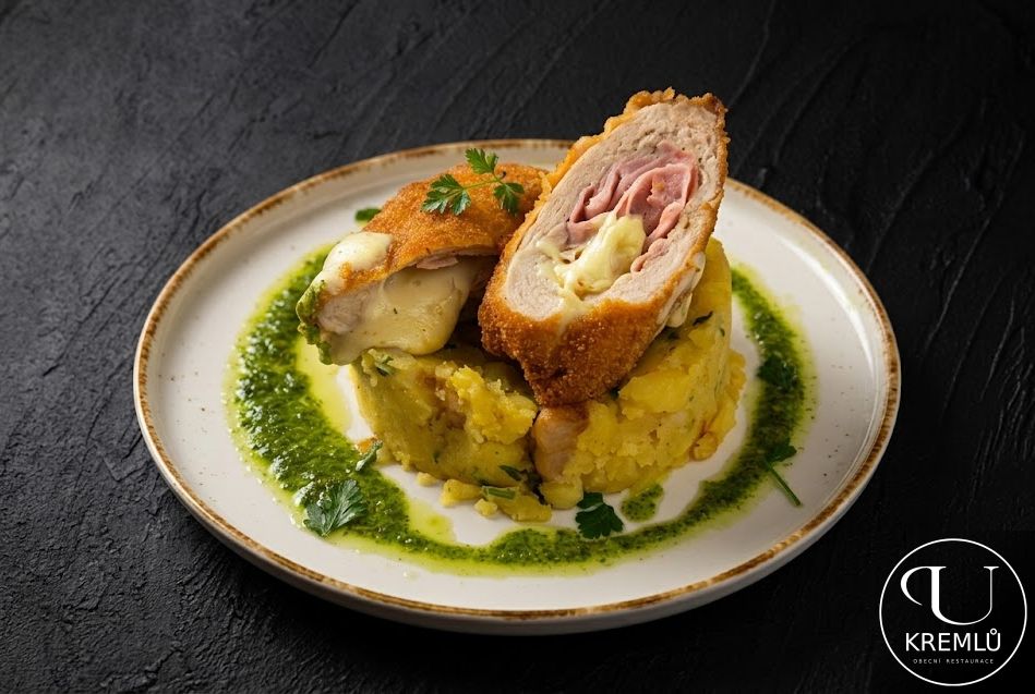 150g Kuřecí kapsa plněná šunkou a sýrem, šťouchané brambory